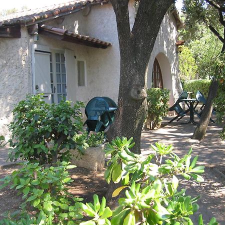 Le Petit Manoir Logis Hotel Les Angles  Bagian luar foto
