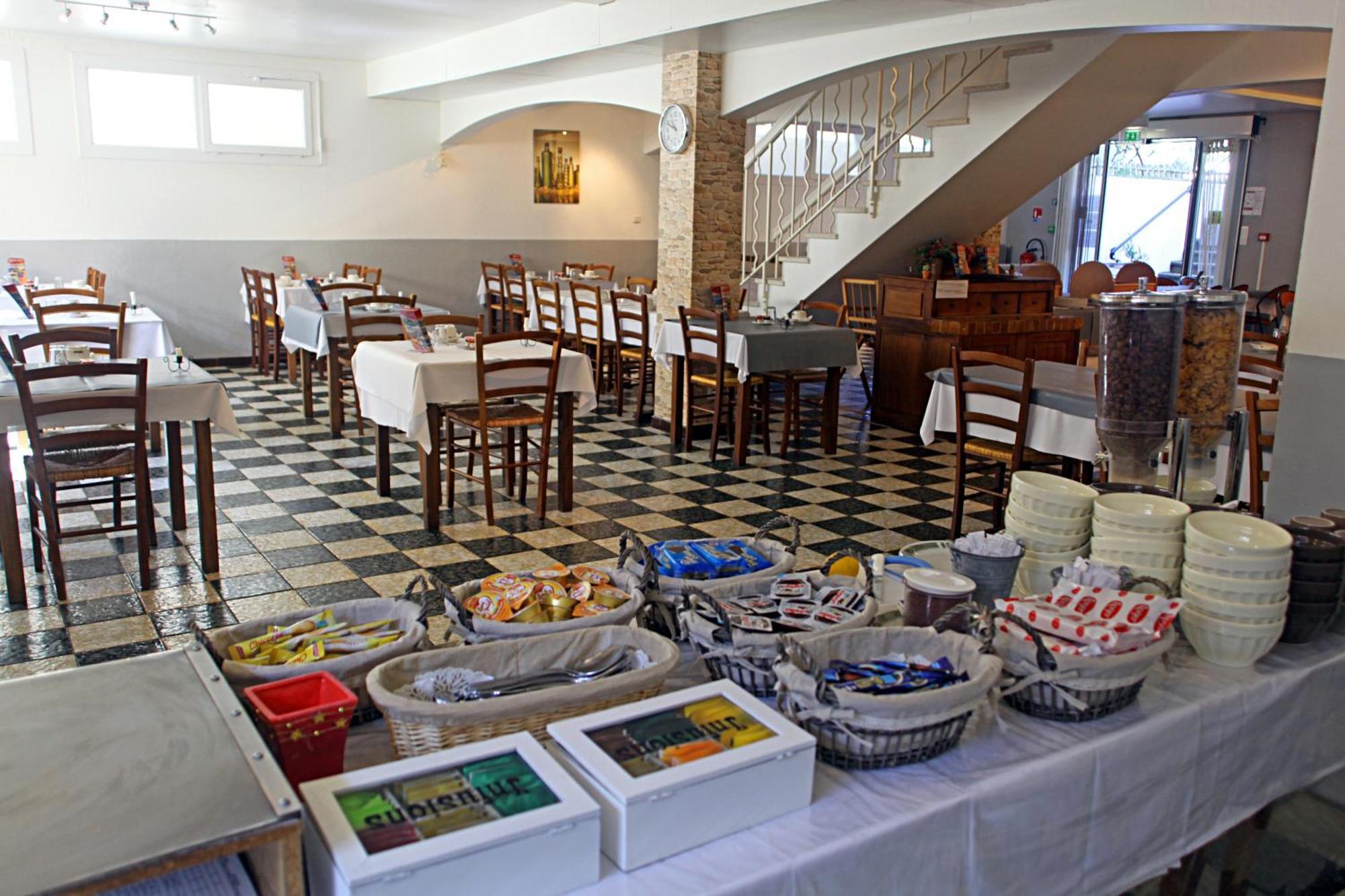 Le Petit Manoir Logis Hotel Les Angles  Bagian luar foto