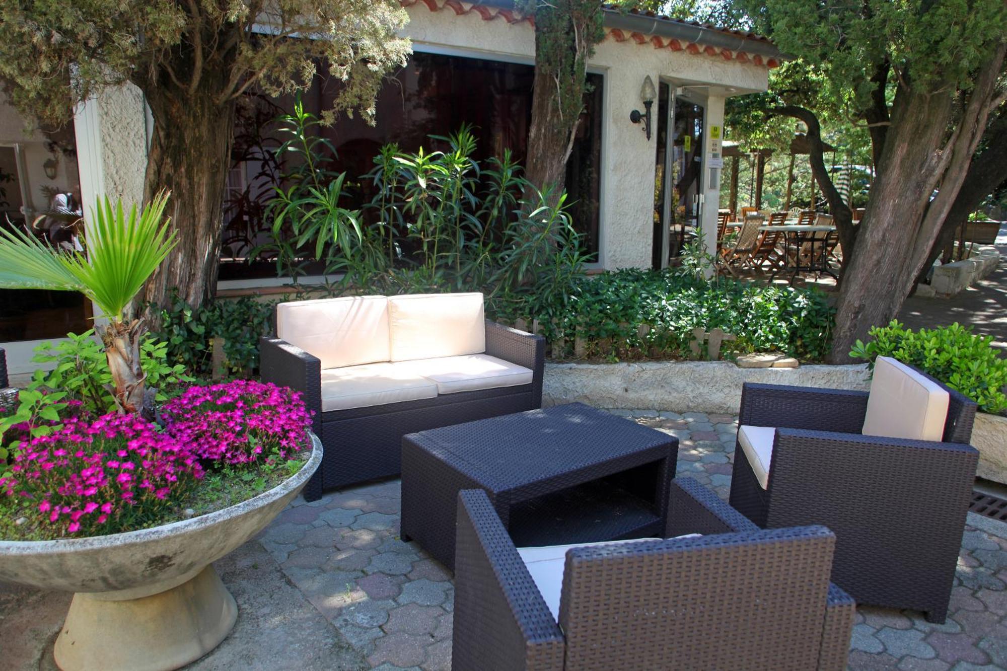 Le Petit Manoir Logis Hotel Les Angles  Bagian luar foto