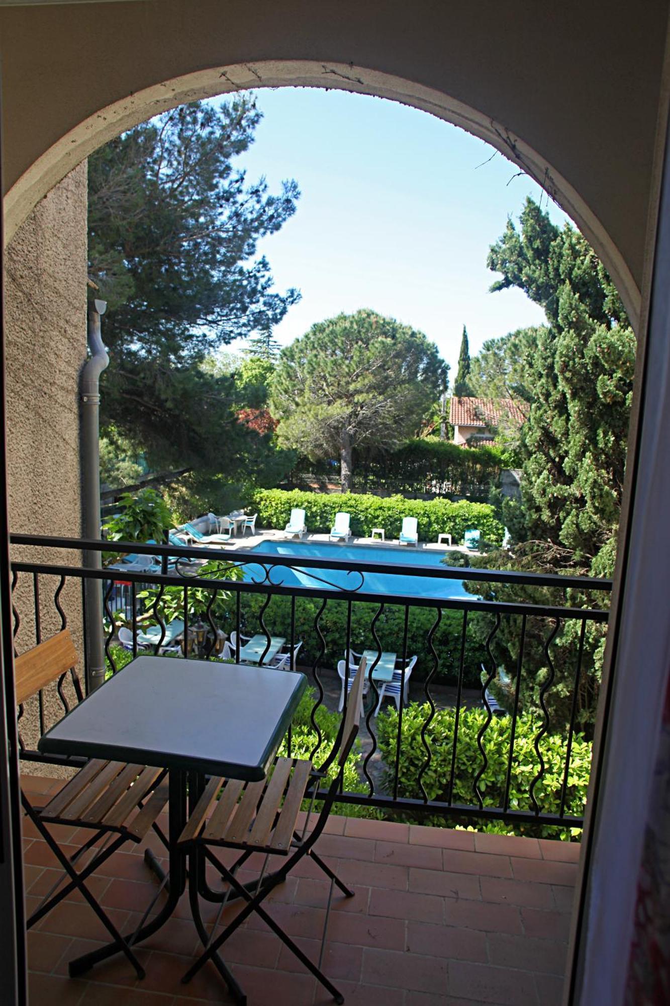 Le Petit Manoir Logis Hotel Les Angles  Bagian luar foto