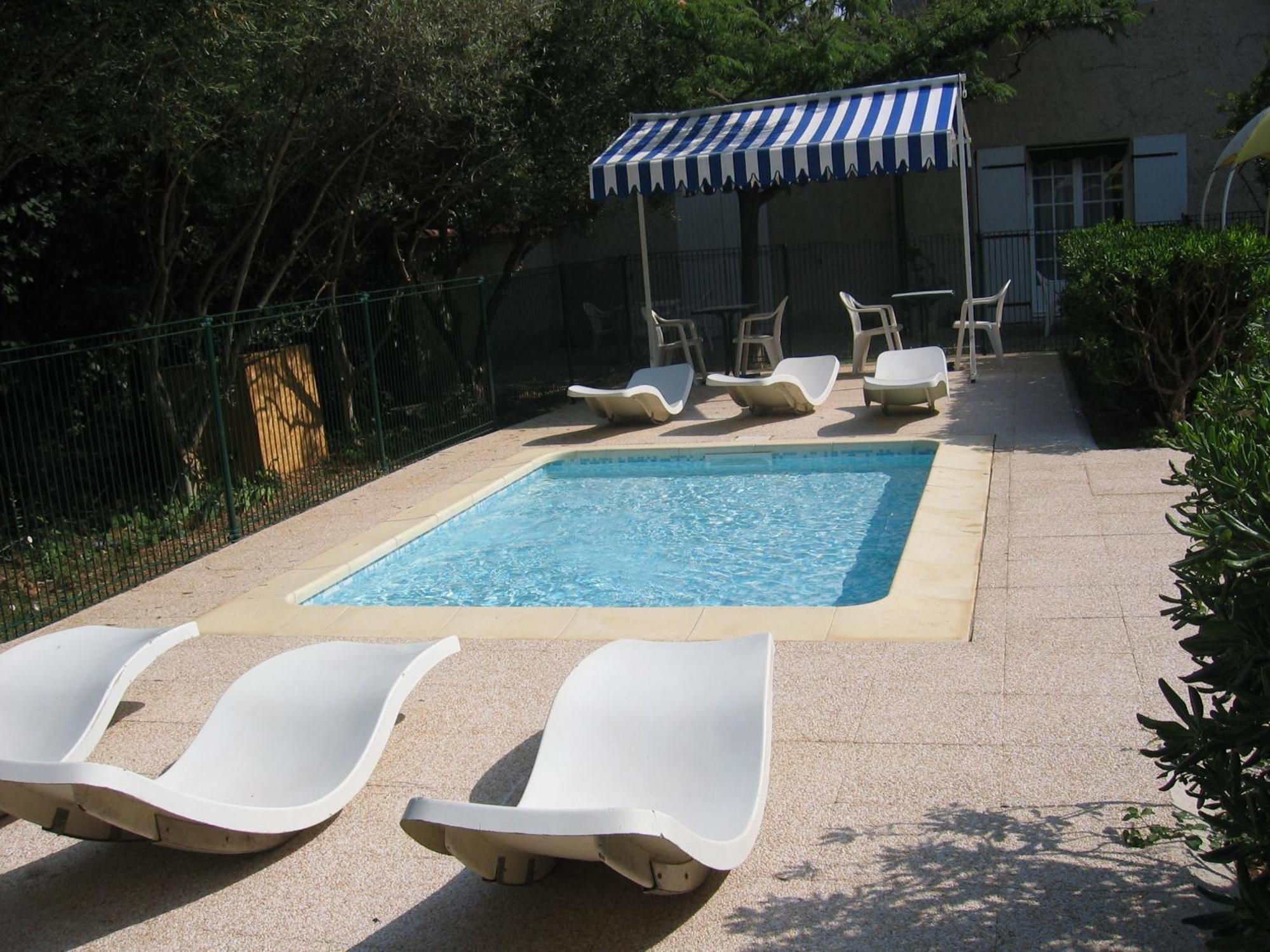 Le Petit Manoir Logis Hotel Les Angles  Bagian luar foto