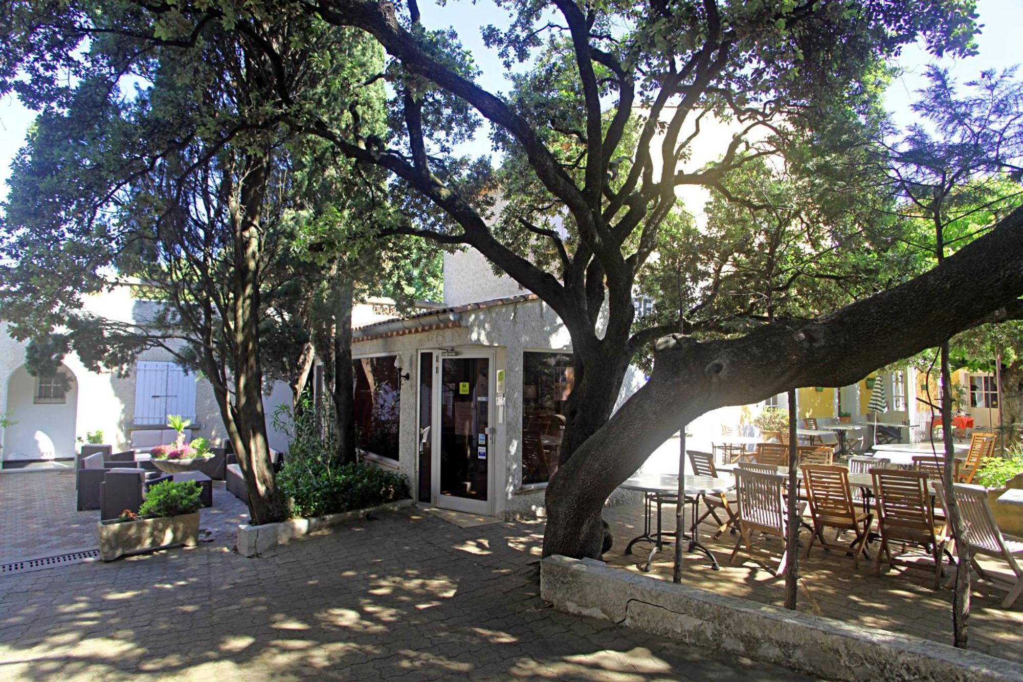 Le Petit Manoir Logis Hotel Les Angles  Bagian luar foto
