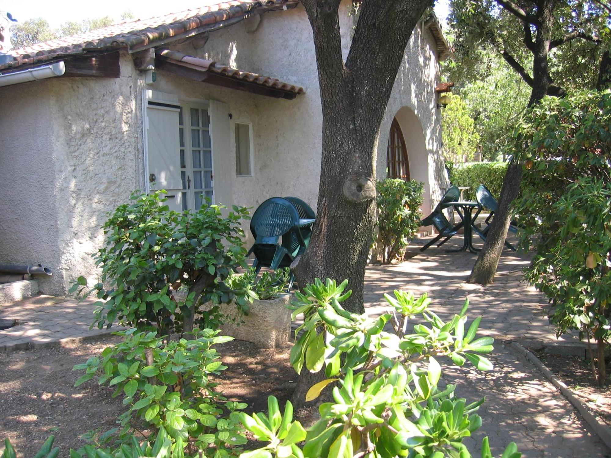 Le Petit Manoir Logis Hotel Les Angles  Bagian luar foto